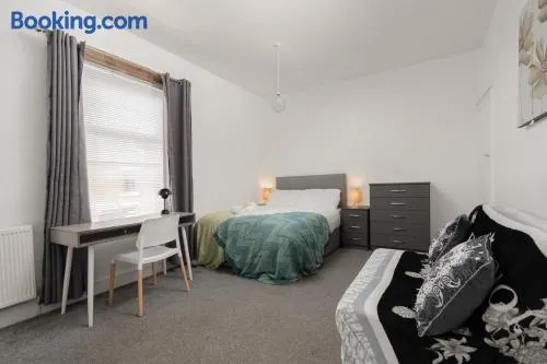 Luxury Haven 3-BDR House - Perefct for Contractors & Long Stays - Guests 8 - Hi-Speed Wi-Fi - Private Garden - Free Street Parking - Image 1