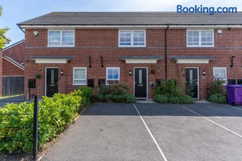 Walk To Airport - 3 Bedrooms x2 Driveway - EV Charging - Washer & Dryer - Image 1