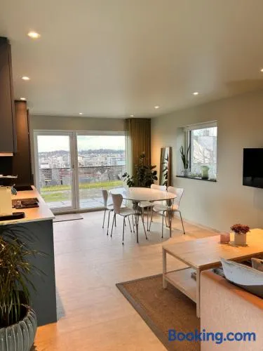 Apartment with garden and sea view - Image 1