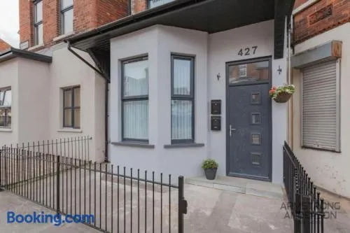 Modern 1-Bed Apartment - Image 1