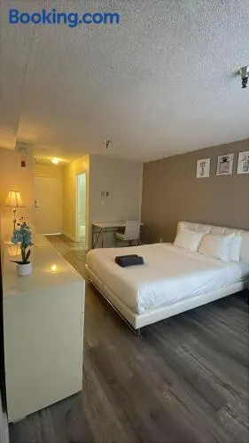 Beverly Hills Apart with En-Suite Bath c12 - Image 1