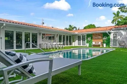Casa Dior Waterfront Pool Beach - Image 1