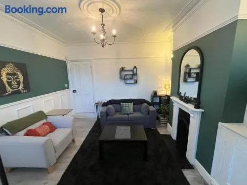 Sleeps up to 8 Free Parking Large Town House 3 Bed, 2 Bathrooms Private Locked Garden In-between Nottingham & Derby Contractor Friendly - Image 1