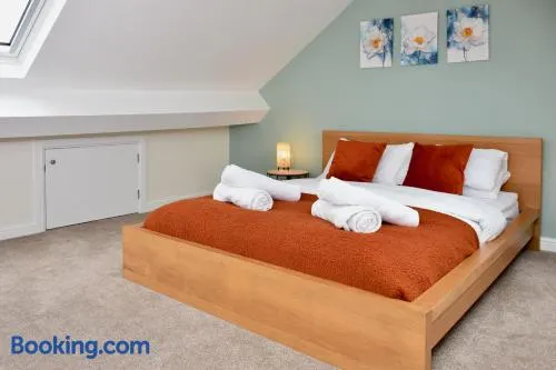 Cosy yet spacious, 3BR, Parking, Village Location - Image 1