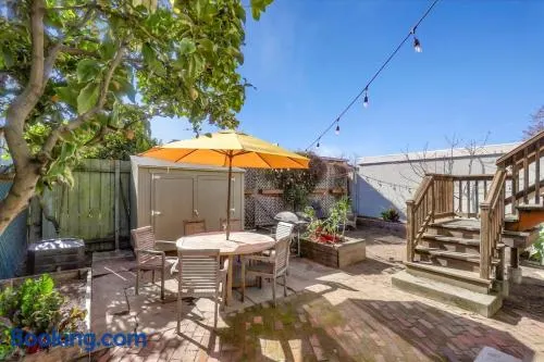 Light filled Condo 3 Bedrm with enclosed sunny backyard - Image 1
