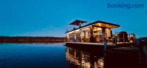 Design Hausboot am See bei Berlin mit Sauna und Kamin - Image 1