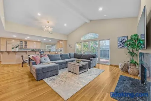 10481 Quiet Cozy 3B 3BA in a Prime Location in Cupertino - Image 1
