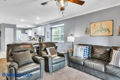 Cozy Lakeside Getaway - Outdoor Theater - Free Early Check-In- 4min to Silver Dollar City - Image 1