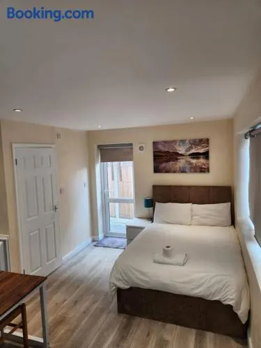 Beautiful private en-suite room with its own entry - Image 1