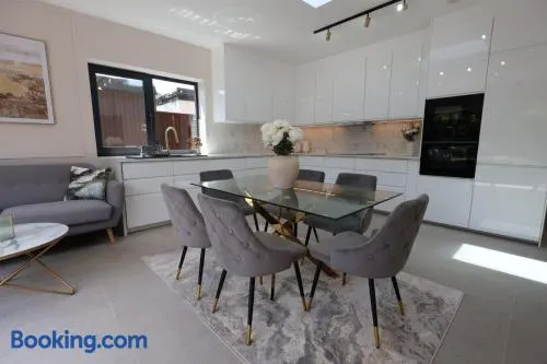 Luxury House for Families and Contractors, NamisSuites Serviced Apartment - Farnborough - Image 1