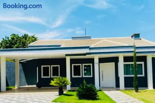 Linda casa em condomínio - Image 1