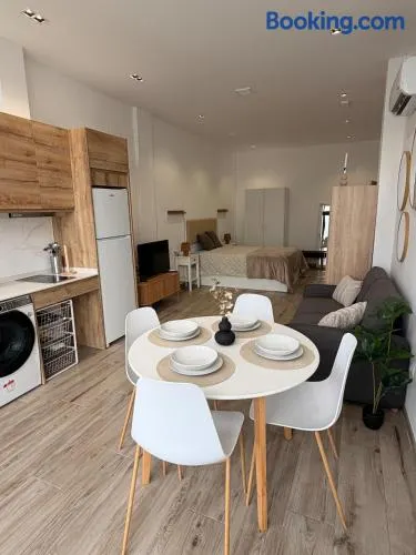 Apartamento luminoso con todas las necesidades - Image 1