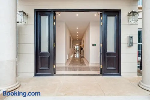 High End 1 BR Apt, 2 Beds Desirable Chigwell CHCL F3 - Image 1