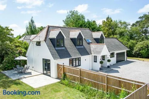 NEW! Stunning & Huge 5BR with Parking & Garden - Perfect for Families & Groups! Excellent Location - Image 1