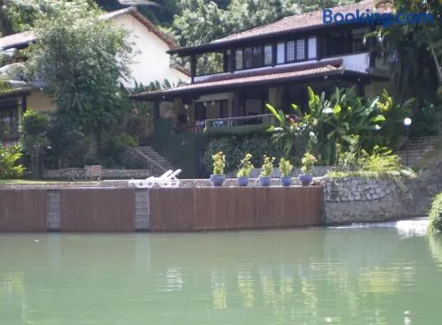 Casa de 730m2 no Exclusivo Condomínio Portogalo com Piscina Privada e Cais para iates de até 55 Pés - Image 1