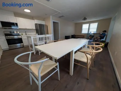Parking Palace 8 spaces plus sleeps 8 - Image 1