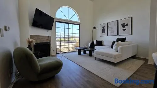 Stylish 2 Bedroom plus Loft with Rooftop Patio and Views Near Beverly Hills, Walk to Restaurants and Markets - Image 1