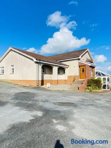 Valley Lodge 3 BR Retreat in Craigantlet Hills - Image 1