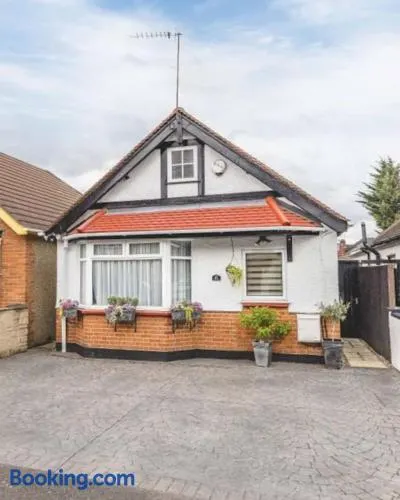 Large Bungalow to sleep up to 8 - Image 1