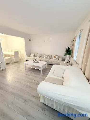 4 bedrooms 5 beds Free Parking Private entry - Image 1