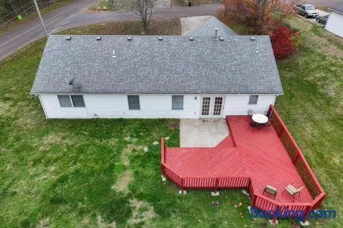 Cozy Retreat 3bdrm 2bath house with deck - Image 1
