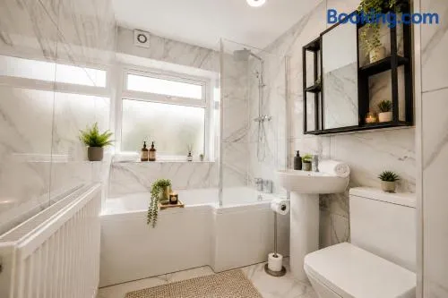 Luxury 2BR Apartment Near Merry Hill - Image 1