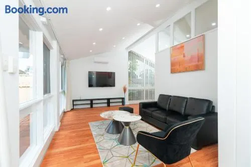 Cozy Retreat-4 Queen Bed, 3TV, Full Kitchen, Cot, Pets allowed-Fully Fenced, FreeWifi - Image 1