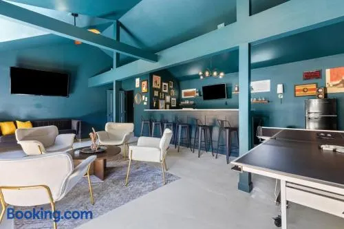 The Luxe Hot Tub Private Bar 12 Min to Horse Park - Image 1