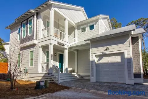 LUXE Doin' Grayt Easy Beach Access 4 Bikes Pool Pets Sleeps 12 - Image 1