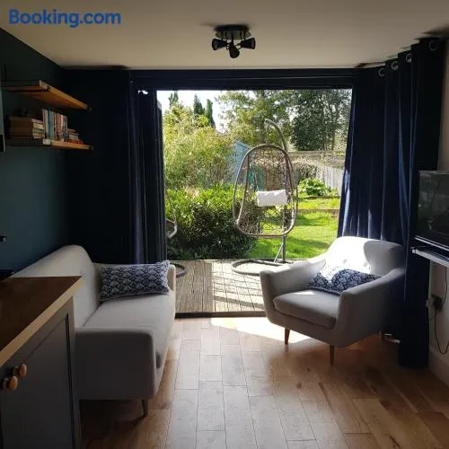 Modern 1-bed apartment, plus parking, near Oxford and the JR - Image 1