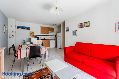 Appartement de vacances convivial et familial avec terrasse, jardin et piscine | À côté de la plage - Image 1