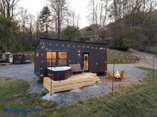 The Bryn - 15 Min To Sylva, Hot Tub and Fire Pit - Image 1