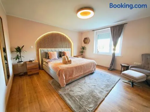 NEW luxury citycenter apartment with free parking & AC - Image 1