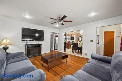 Spacious Family Friendly 3BDR Home near NYC, Outdoor Porch, 2 FREE Parking Space, 8min Walk to Train Station, Close to EWR, Manhattan - Image 1