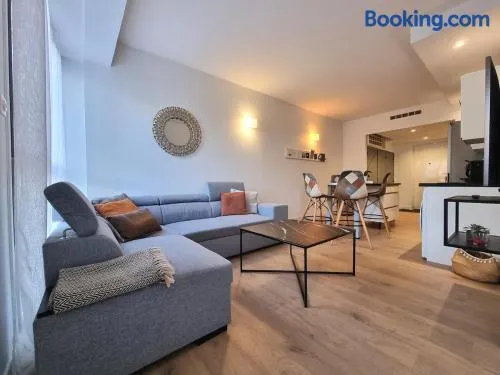 Spacious 8-Guest Apartment with 3 Suites & Garage - Image 1