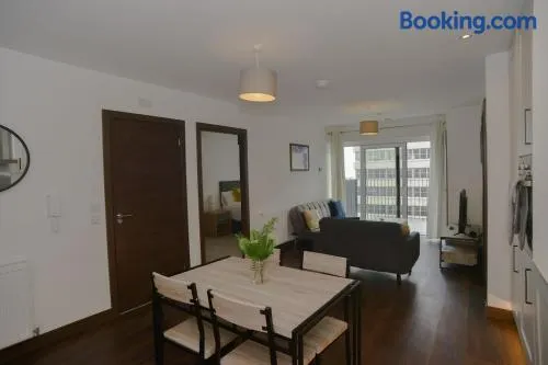 Central Southend,2-Bedroom Flat, Seaview & Parking - Image 1