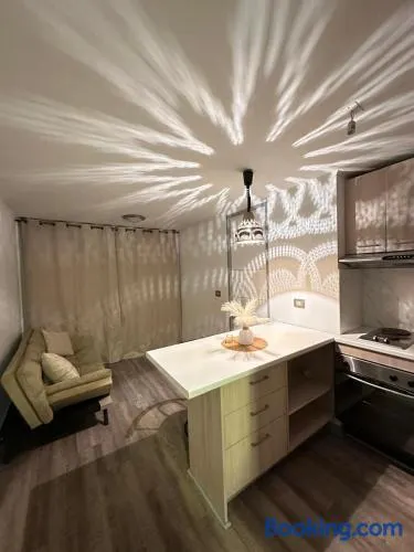 Apartamento en Santiago Central, con opción de solicitar almuerzos diarios y por mas de 28 días, tienes tu botella de vino Chileno GRATIS - Image 1