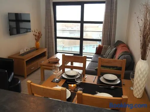Deluxe Sea View Flat with Easy Access and Parking - Image 1