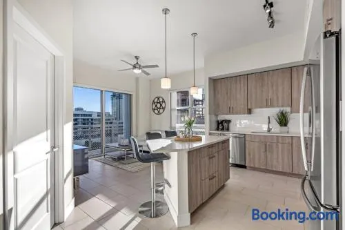 Luxury 2BR with City Views on Biscayne Blvd - Image 1