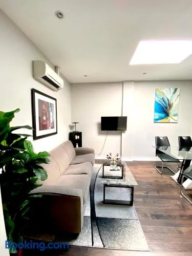 Beautiful and Cozy Apartment Steps from Lansdowne Station with Netflix - Image 1