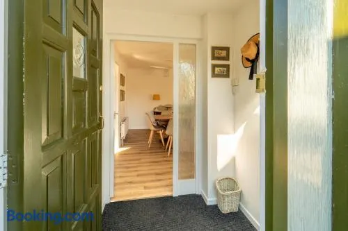 Bumble Bee Bungalow Serviced Accommodation - Image 1