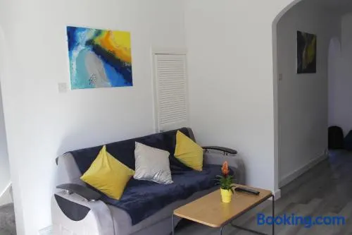Gresham Home - close to ExCel, contractors, relocators, paid parking - Image 1