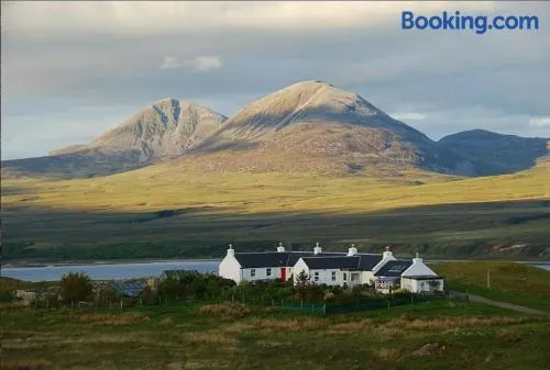 Upper Imeraval Cottage Sleeps 6 Pet-Friendly - Image 1