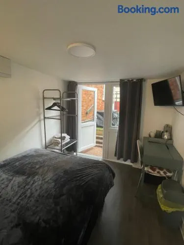 Private en-suite garden room - Image 1