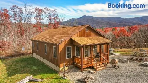 Old Wagon Ridge Cozy Mountain Escape with Hot Tub & Views - Image 1
