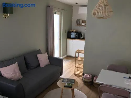 Gezellige studio met terras en gratis parking - Image 1