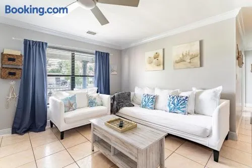 Spacious 3BR Family-Friendly Home Near Attractions - Image 1