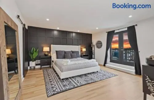 3BR Stylish Retreat, Minutes from Downtown Pittsburgh, Free 3-Car Parking - Image 1