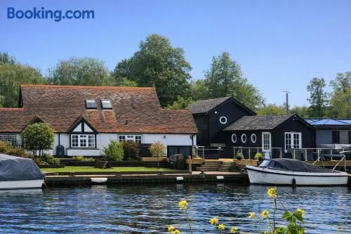 Island Cottage with Boat in Henley-on-Thames - Image 1