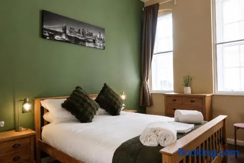 Newcastle City Centre 2 Bedroom Apartment in Friar House - Image 1